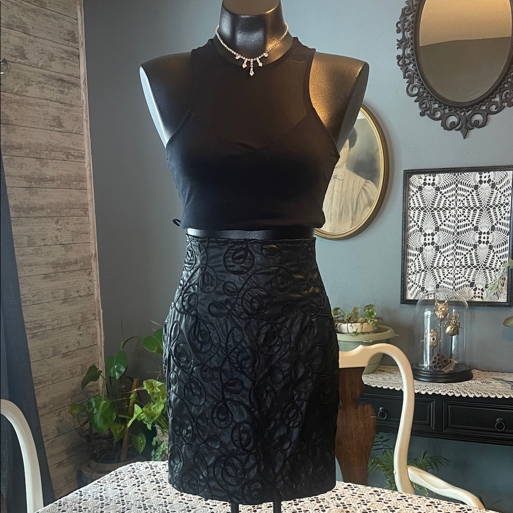 Chic Black Patterned Pencil Skirt